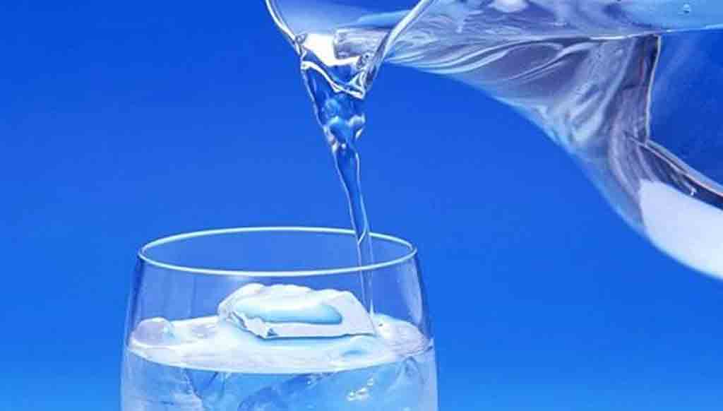 آب دیونیزه چیست و چه کاربردی دارد؟ فواید استفاده از آب مقطر